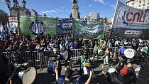 Manifestantes manifestam-se em frente ao Congresso, onde os legisladores debatem as reformas apoiadas pelo Presidente Javier Milei, em Buenos Aires, Argentina