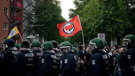 Német antifasiszták rendőri biztosítás melletti tüntetése