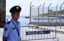 Un policía vigila en un centro de acogida para migrantes, en el puerto de Shëngjin, en el noroeste de Albania, el miércoles 5 de junio de 2024.