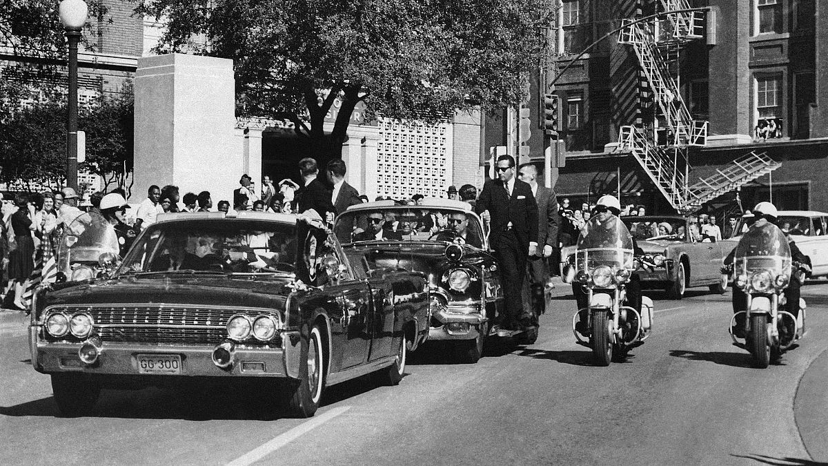 Suikastten hemen önce dönemin ABD Başkanı JFK, konvoyuyla hareket halinde