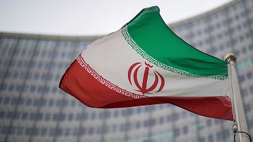 پرچم جمهوری اسلامی ایران در مقابل ساختمان آژانس بین‌المللی انرژی اتمی