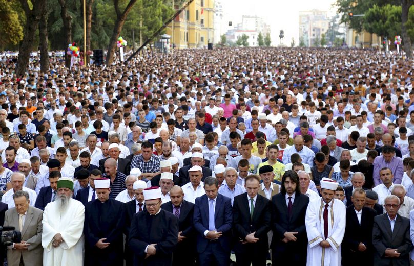 Arnavutluk'ta Müslümanlar Ramazan Bayramı namazında Tiran'daki Şehitler Bulvarı'nda dua ederken. 