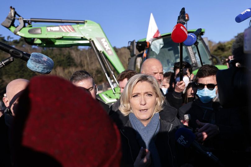 Marine Le Pen fala aos meios de comunicação social durante uma visita a um projeto de turbinas eólicas offshore para produzir eletricidade em Erquy, no oeste de França.
