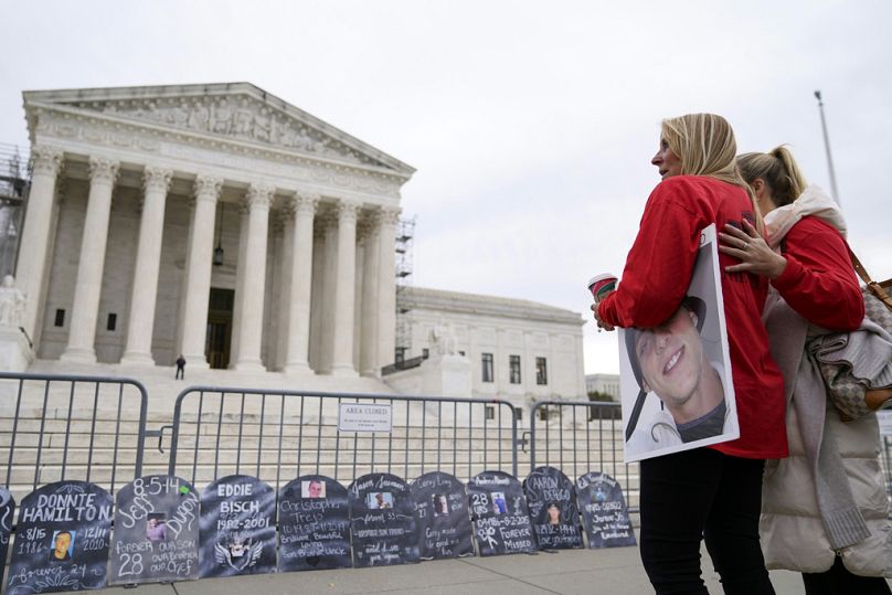 Jen Trejo fia, Christopher képével áll a Legfelsőbb Bíróság épülete előtt 