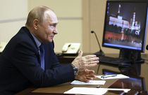 Vladimir Putin habla durante una reunión con los graduados de la Academia Presidencial Rusa de Economía Nacional y Administración Pública a través de videoconferencia, 28 de junio de 2024.
