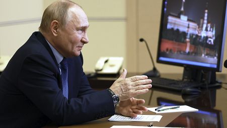 Vladimir Putin parla durante un incontro con i diplomati dell'Accademia presidenziale russa di economia nazionale e pubblica amministrazione in videoconferenza, il 28 giugno 2024.