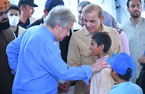 Pakistan Başbakanı Şahbaz Şerif, BM Genel Sekreteri Antonio Guterres ile birlikte sel mağdurlarına yaptığı ziyaret sırasında çekilmiş bir fotoğraf, 11 Eylül 2022 