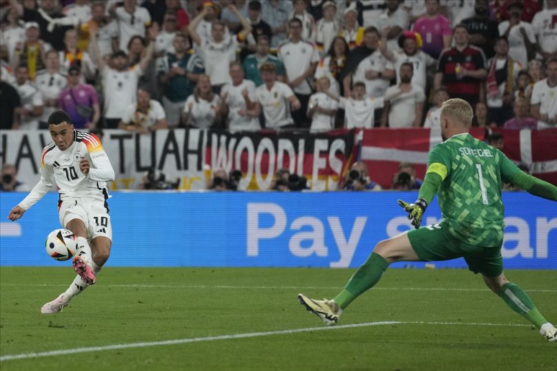 Jamal Musiala, da Alemanha, marca o 2-0 contra a Dinamarca em Dortumund, a 29 de junho de 2024, no Euro 2024