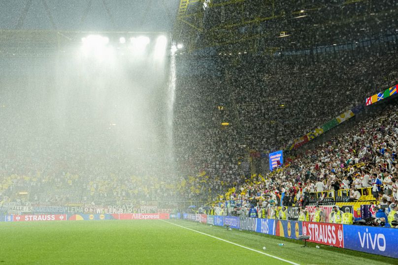 Alemanha-Dinamarca suspenso por breves instantes devido a chuvas torrenciais em Dortmund