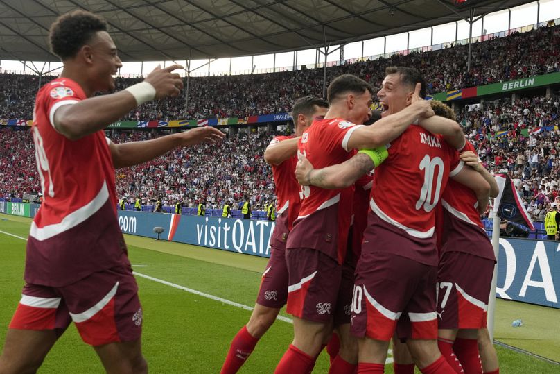 Os jogadores da Suíça festejam depois de Ruben Vargas ter marcado o segundo golo da sua equipa durante um jogo dos oitavos de final entre a Suíça e a Itália no Euro 2024