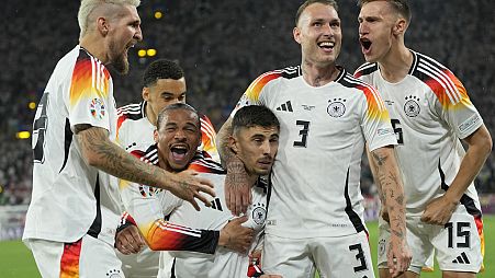 Οι ποδοσφαριστές της Εθνικής Γερμανίας πανηγυρίζουν την πρόκριση επί της Δανίας στους «8» του Euro 2024