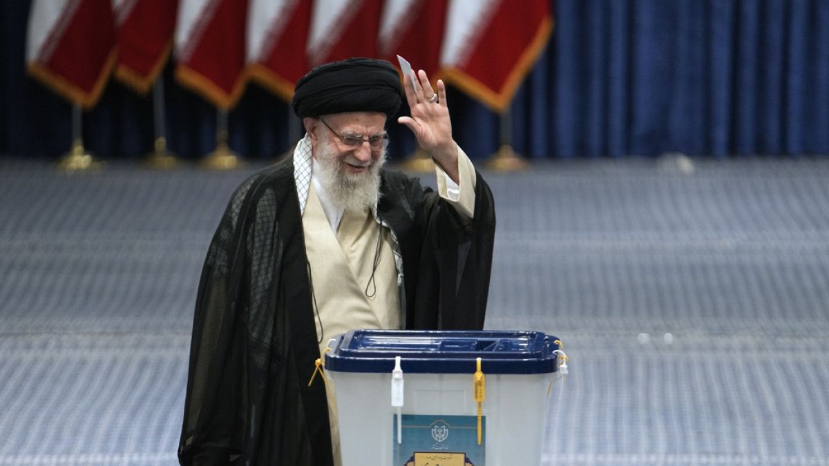 Ο Αγιατολάχ Αλί Χαμενεί ψηφίζει στις προεδρικές εκλογές του Ιράν