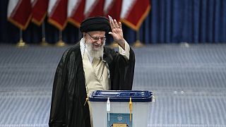 L'ayatollah Ali Khamenei salue les médias avant de voter pour l'élection présidentielle à Téhéran, en Iran, le vendredi 28 juin 2024.