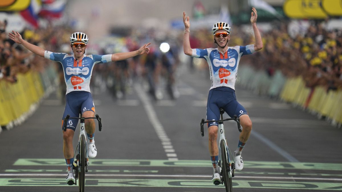 Le Français Romain Bardet, à droite, franchit la ligne d'arrivée avec son coéquipier Frank van den Broek, aux Pays-Bas, à gauche, pour la première étape du Tour.