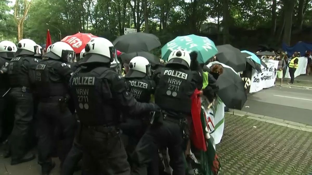 Des échauffourées ont eu lieu samedi matin entre opposants anti-fascistes et policiers.