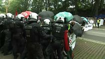 Rendőrök és tüntetők az esőben