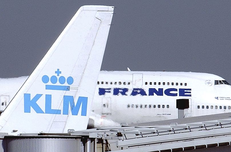طائرة جامبو تابعة للخطوط الجوية الفرنسية خلف ذيل طائرة الخطوط الجوية الملكية الهولندية في مطار شارل ديغول في رواسي شمال باريس