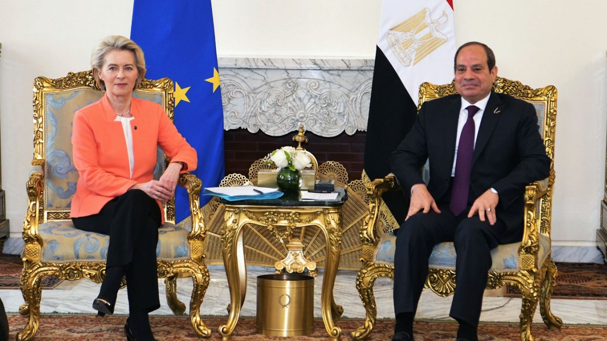 رئيسة المفوضية الأوروبية، أورسولا فون دير لاين إلى جانب  الرئيس المصري عبد الفتاح السيسي