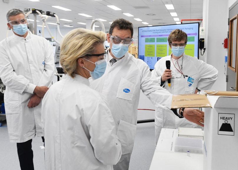 Ursula von der Leyen a Pfizer belgiumi laboratóriumában, ahol Albert Bourla (k) ismertette a vakcinafejlesztés menetét, 2021 májusában