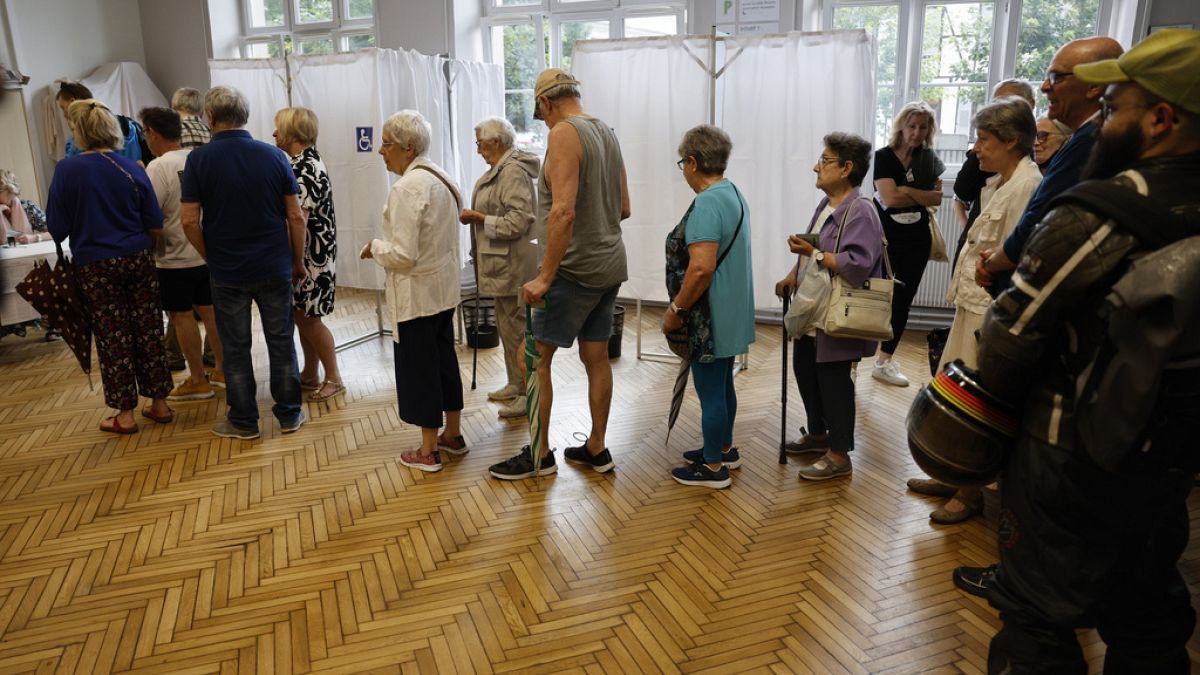 As pessoas fazem fila para votar em Estrasburgo, no leste de França, no domingo, 30 de junho de 2024. (AP Photo/Jean-Francois Badias)
