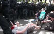  اشتباكات عنيفة بين المتظاهرين ورجال الشرطة في مدينة إيسن الألمانية 