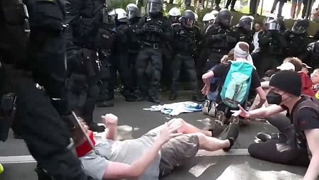  اشتباكات عنيفة بين المتظاهرين ورجال الشرطة في مدينة إيسن الألمانية 