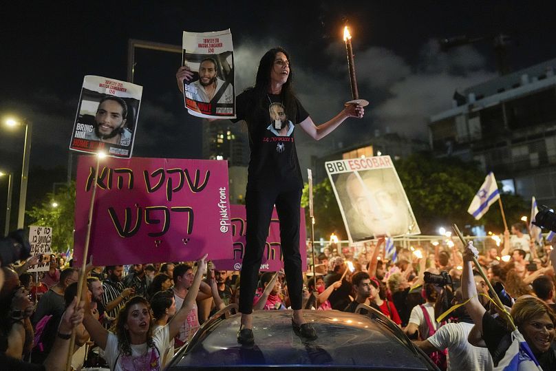 Pessoas protestam em Telavive contra o governo do primeiro-ministro israelita Benjamin Netanyahu e pedem a libertação dos reféns detidos na Faixa de Gaza pelo Hamas, 29/06/24
