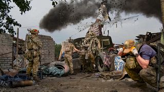 Russische Soldaten feuern von einem nicht genannten Standort in der Ukraine, 25. Juni 2024