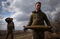 Архив: украинские солдаты несут снаряды для обстрела российских позиций на линии фронта недалеко от Бахмут, в Донецкой области, март 2024 г.