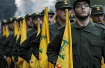 Hizbullah militanları parti bayrakları eşliğinde ölen arkadaşları için yürüyor, 12 Kasım 2010