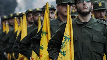 Hizbullah militanları parti bayrakları eşliğinde ölen arkadaşları için yürüyor, 12 Kasım 2010