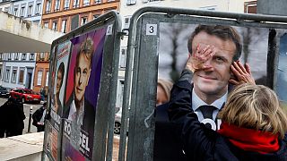 France : des électeurs aux urnes pour des législatives cruciales