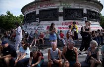 فرنسيون خلال مشاركتهم في وقفة منددة بالعنصرية في ساحة الجمهورية بالعاصمة باريس
