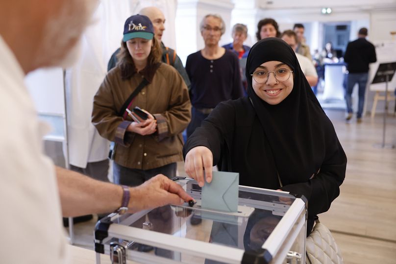 شابة فرنسية مسلمة تدلي بصوتها في ستراسبورغ شرق فرنسا الأحد 30 يونيو 2024