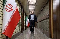 المرشح الرئاسي مسعود بيزشكيان يصل إلى مناظرة المرشحين في استوديو التلفزيون في طهران، يونيو 2024