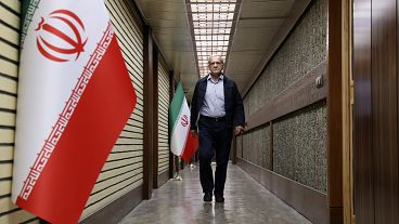 المرشح الرئاسي مسعود بيزشكيان يصل إلى مناظرة المرشحين في استوديو التلفزيون في طهران، يونيو 2024
