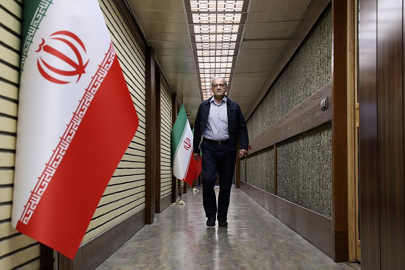  پزشکیان نظر خامنه‌ای را «فصل‌الخطاب» می‌خواند. این مواضع  تحریمی‌ها را به عدم مشارکت در انتخابات مطمئن‌تر می‌سازد