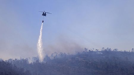 Ελικόπτερο επιχειρεί στην πυρκαγιά στην Πάρνηθα