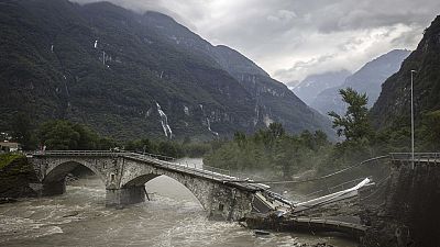 Destroços provocados pelo mau tempo na Suiça.