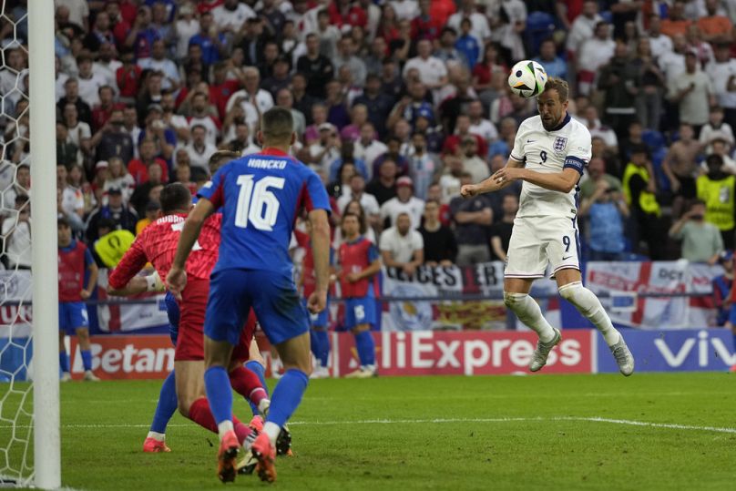 Harry Kane marca el 2-1 de la victoria para Inglaterra