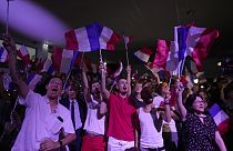 Apoiantes da líder de extrema-direita Marine Le Pen celebram a divulgação das primeiras projeções dos resultados da primeira volta