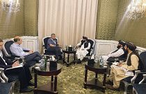 رئيس وفد طالبات إلى محادثات الدوحة ذبيح الله مجاهد ومبعوث الرئيس الروسي إلى أفغانستان زامير كوبالوف