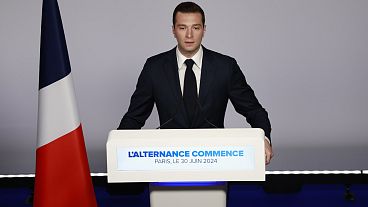Le président du parti d'extrême droite Rassemblement national, Jordan Bardella, prononce son discours après le vote du premier tour de l'élection législative, le 30 juin 2024 à Paris.