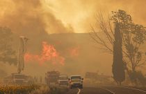 Los bomberos trabajan para extinguir un incendio cerca de Kumkoy, en la península de Gallipoli, Turquía, el martes 18 de junio de 2024.