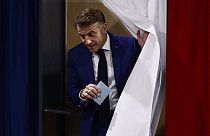 Der französische Präsident Emmanuel Macron verlässt die Wahlkabine vor der Wahl in Le Touquet-Paris-Plage, Nordfrankreich, Sonntag, 30. Juni 2024.