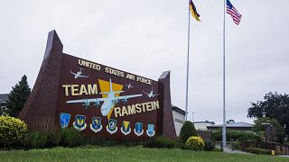 Ramstein Üssü'nün girişinde Almanya ve ABD bayrakları yan yana dalgalanıyor (Arşiv)