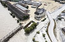 İsviçre'nin Chippis kentinde 30 Haziran 2024 Pazar günü büyük sel baskınlarına neden olan fırtınaların ardından Rhone nehri. 