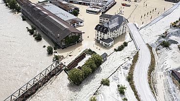 İsviçre'nin Chippis kentinde 30 Haziran 2024 Pazar günü büyük sel baskınlarına neden olan fırtınaların ardından Rhone nehri. 