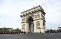 Die Republikanische Garde am Arc de Triomphe am Tag der Bastille in Paris