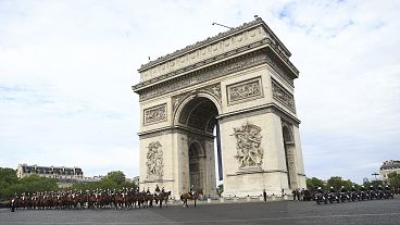 A Guarda Republicana no Arco do Triunfo no Dia da Bastilha em Paris